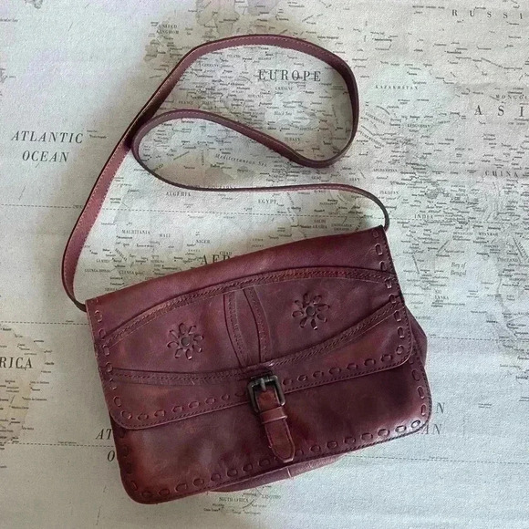 Matisse Handbags - Matisse Boho Leather Convertible Crossbody Clutch Purse Bag